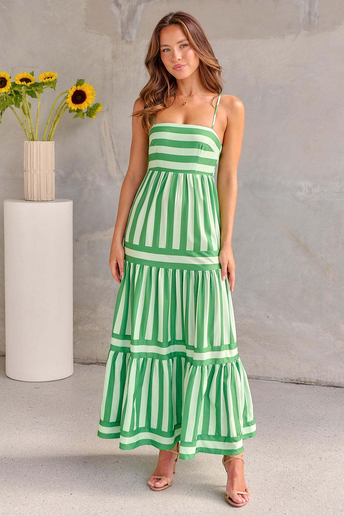 Robe longue d'été à bretelles, imprimée et rayée, avec poches, col carré et dos nu, idéale pour les vacances à la plage. Vêtements pour femmes