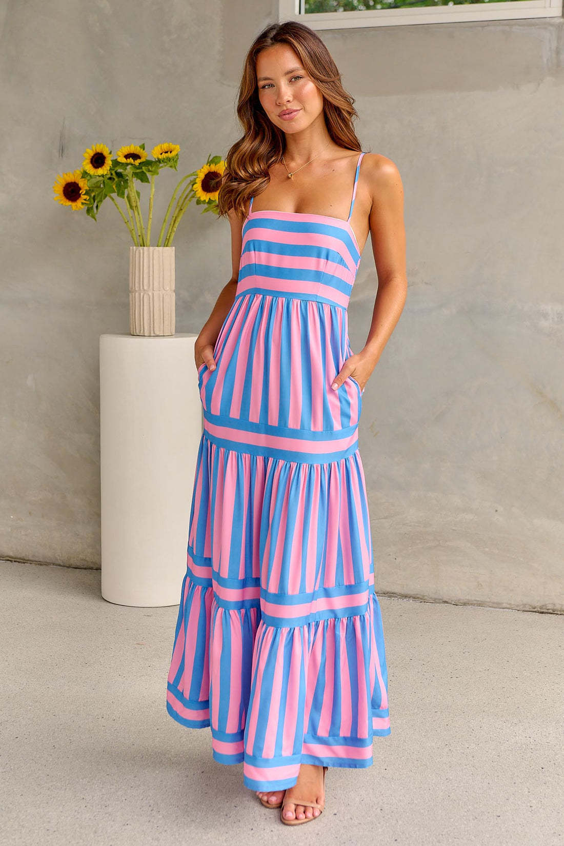 Robe longue d'été à bretelles, imprimée et rayée, avec poches, col carré et dos nu, idéale pour les vacances à la plage. Vêtements pour femmes