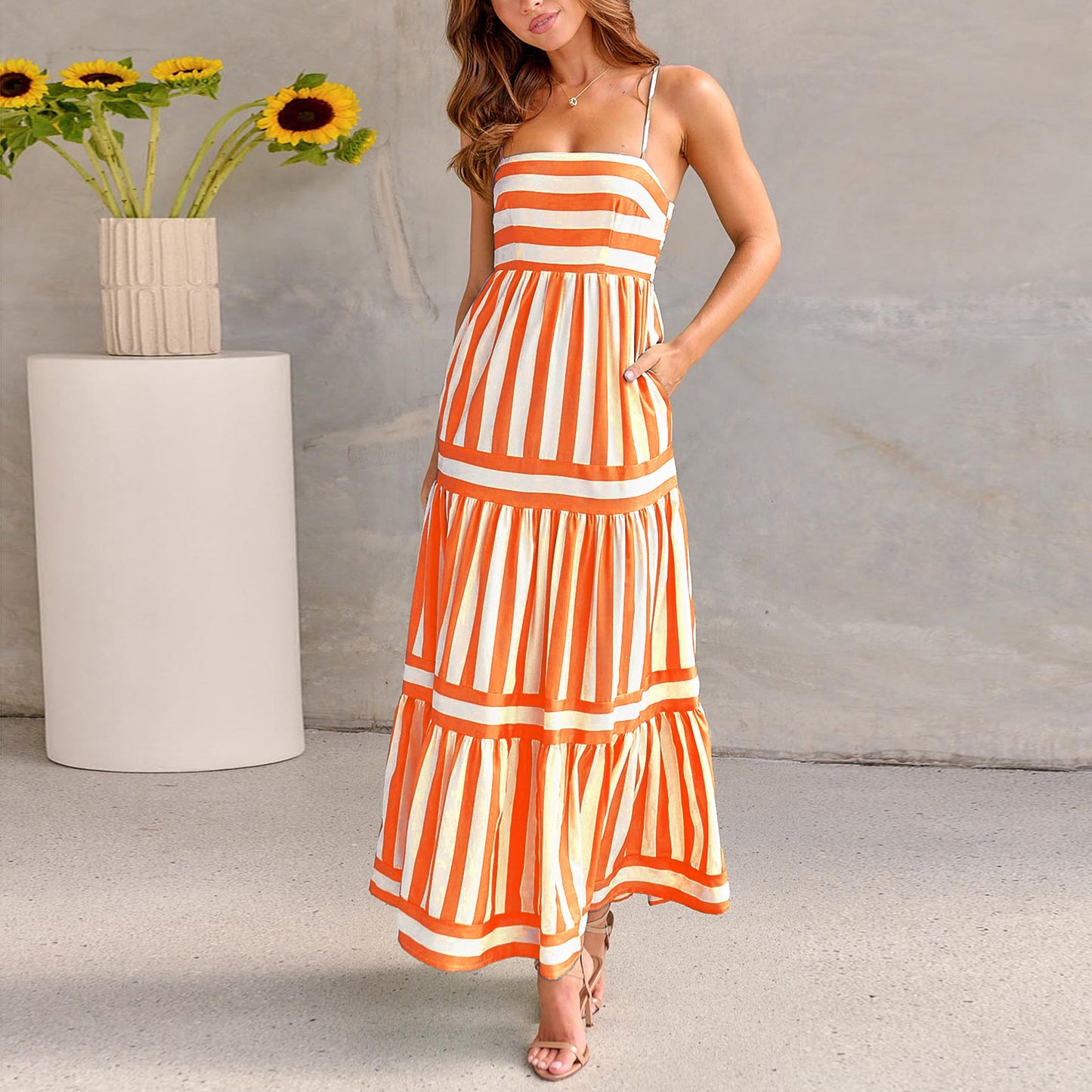 Robe longue d'été à bretelles, imprimée et rayée, avec poches, col carré et dos nu, idéale pour les vacances à la plage. Vêtements pour femmes
