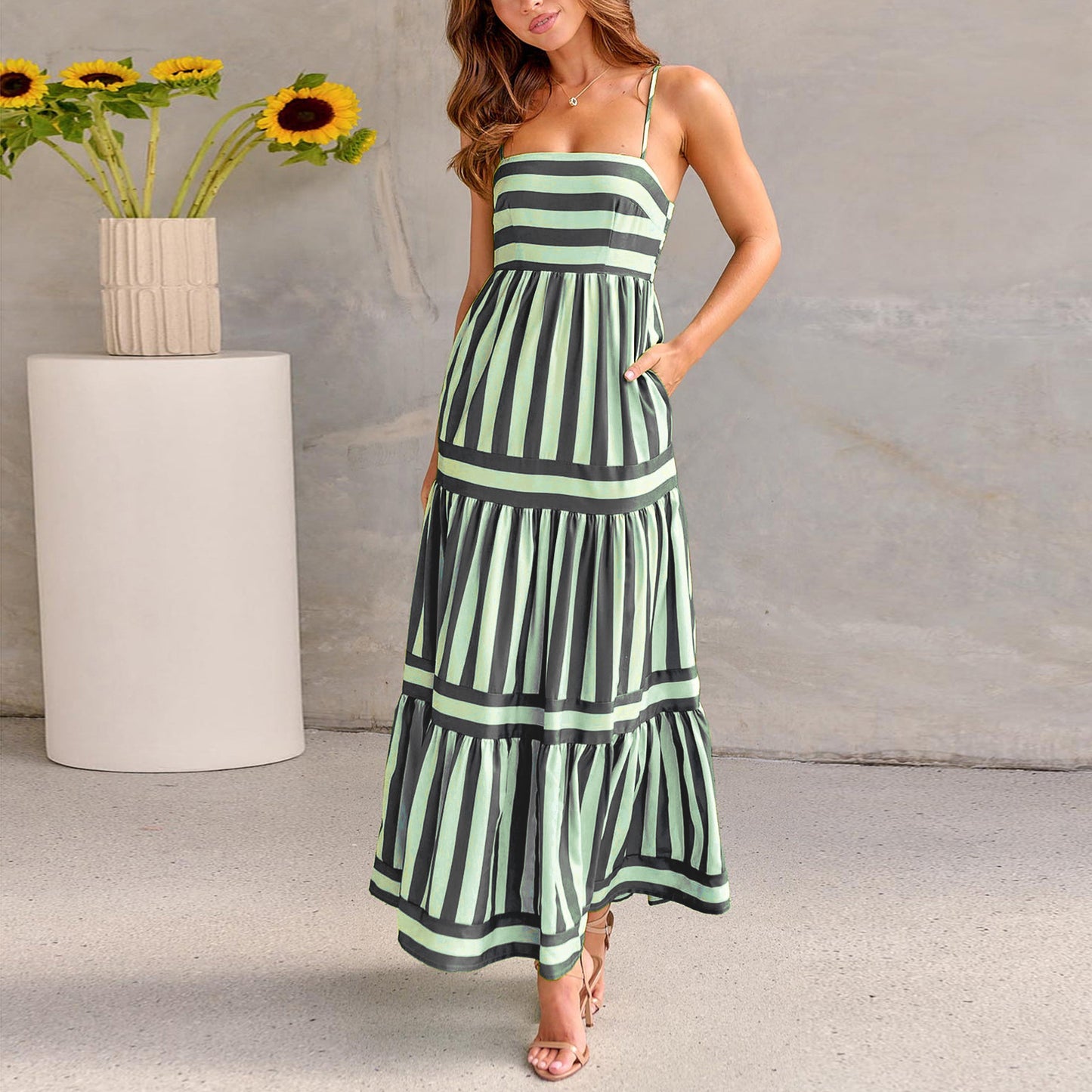 Robe longue d'été à bretelles, imprimée et rayée, avec poches, col carré et dos nu, idéale pour les vacances à la plage. Vêtements pour femmes